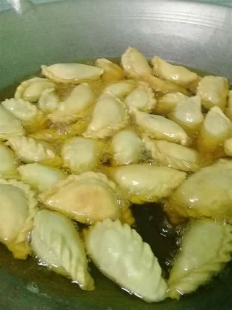 1 sudu makan marjerin (jenama apa pun boleh, saya guna planta) 350ml @ 2 cawan @ 18 sudu @ 19 sudu aura air masak/mineral/drinking water/dari penapis. Resipi Karipap Kentang Yang Kulitnya Kekal Rangup Sampai ...