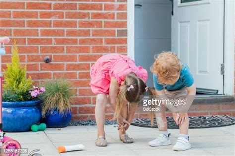 Boy Bending Over Fotografias E Filmes Do Acervo Getty Images