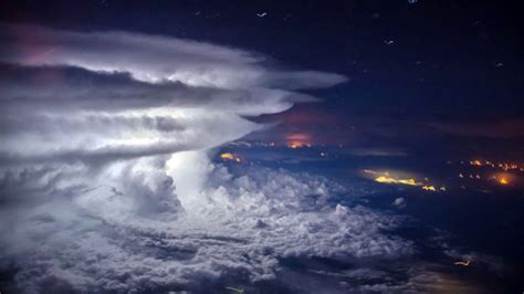 Pilot Captures Amazing Thunderstorm Photo Over Pacific Ocean At 37000