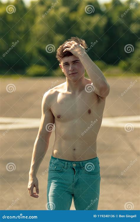 Shirtless Ung Vuxen Man Utomhus Arkivfoto Bild av högskola högt