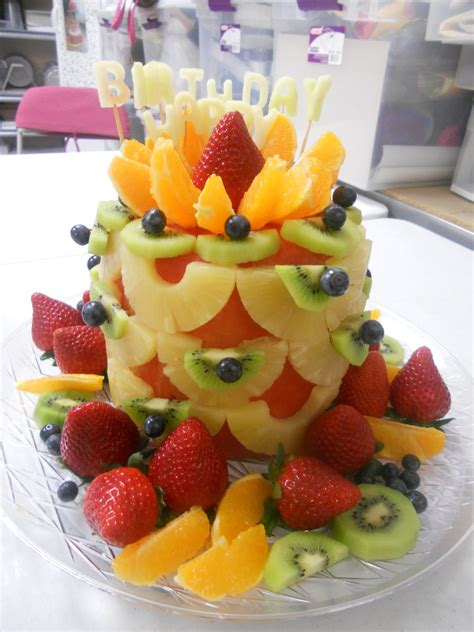 Este es un lindo centro de mesas con cajas de plástico de color blanco con café, en la parte. Arreglos con Frutas y Vegetales en Creatividades Latinas ...