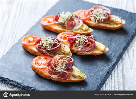 Peristiwa tersebut berawal dari datangnya sekutu pada oktober 1945 di bandung. Appetizer bruschetta dengan prosciutto, tomat, zucchini ...