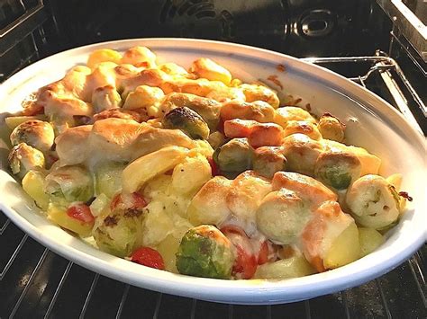 Rosenkohl -Kartoffel-Auflauf mit Käse Süßkartoffeln Cocktailtomaten
