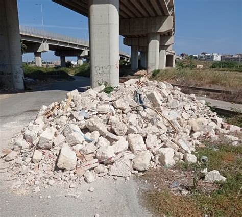 Bari Scarica Camion Pieno Di Rifiuti In Strada Denunciato