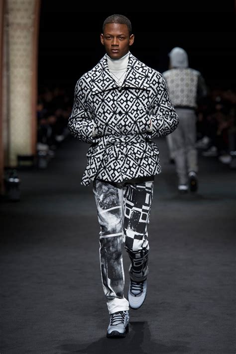 Example sentences from the web for men. VERSACE FALL WINTER 2017-18 MEN'S COLLECTION | The Skinny Beep