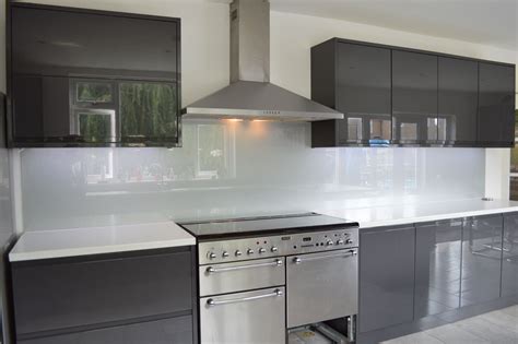 Grey Glass Splashback And White Worktop Grey Splashback Kitchen Grey Worktop Kitchen Grey Kitchens