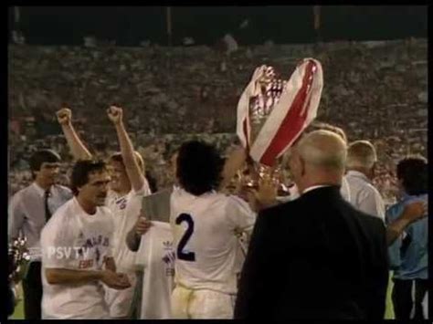 Stadion neckarstadion, coaches, scheidsrechter luigi agnolin en alle. PSV - Benfica 0-0, Finale Europa Cup I, 25 mei 1988 ...