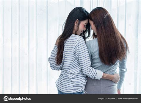 Dos Mujeres Lesbianas Asiáticas Mirando Juntas Dormitorio Par Personas Concepto fotografía de