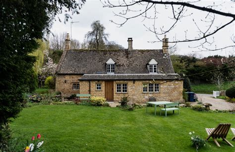 Postcard Worthy Cotswold Cottage Asks For £975000 The Spaces