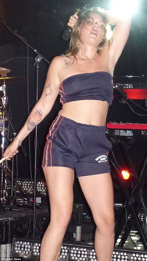 Tove Lo Flashes Her Bare Breasts During Gig In Sydney Daily Mail Online
