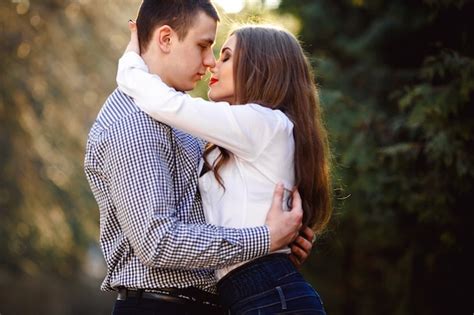 Free Photo Girlfriend Hugging Her Boyfriend Before Kissing