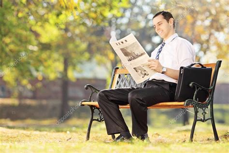 Hombre Leyendo Un Periódico En El Parque — Foto De Stock
