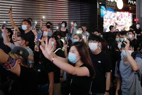 香港、議会包囲1年で集会 国歌条例施行も抗議歌合唱 読んで見フォト 産経フォト