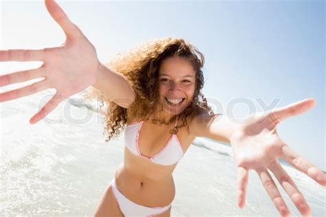 frau trägt bikini am strand entspannen stock bild colourbox