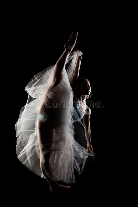 Bailarina Con Vestido Blanco Y Top Negro Posando Sobre Fondo De Humo