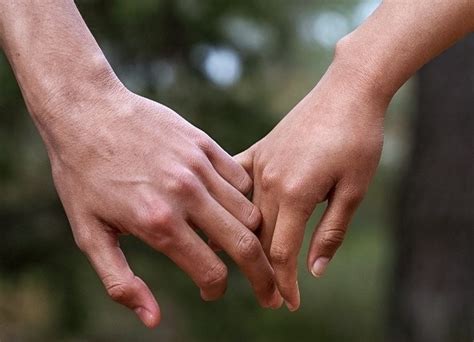 This Is How Holding Hands Can Reveal About Your Relationship