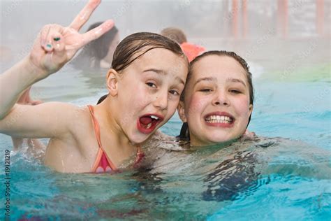 Junge M Dchen Schwimmen Im Aussenbereich Eines Thermalbades Stock Photo