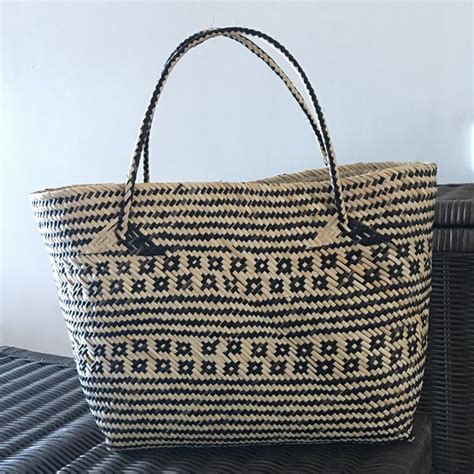 Sementara itu, industri kecil lain yang dipasarkan di tingkat nasional antara lain adalah mebelair (di mojowarno), anyaman tas (di mojowarno), limun (di bareng dan ngoro), serta kecap ikan dorang, yang merupakan salah satu trade mark jombang. Jual Bakul Rotan Midi Motif, Tas Anyaman Rotan Dayak Kalimantan, Anjat di lapak Native Borneo ...