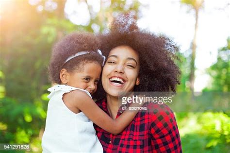 Mère Et Fille Embrassant À Lextérieur Photo Getty Images