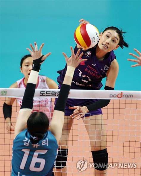 Born 26 february 1988 in ansan) is a south korean female professional volleyball player and a member of the fivb athletes' commission. 김연경, 위력적인 중앙 후위 공격 | 연합뉴스