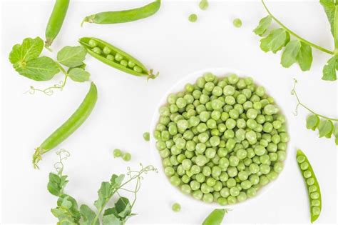 Premium Photo Fresh Organic Raw Green Peas In A Bowl With Peas Pods