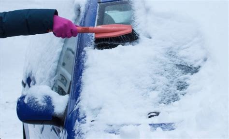 How To Remove Snow Properly From Your Windshield First Class Auto