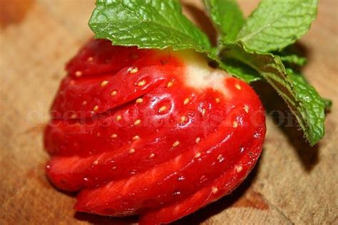 How To Make A Strawberry Fan Garnish Food Garnishes Fruit Garnish