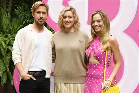 She Left A Pink Present With A Pink Bow Co Star Margot Robbie Helped Ryan Gosling Understand