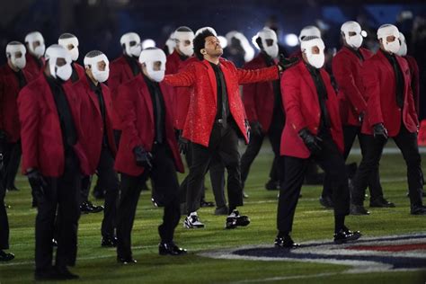 The Weeknds Chaotic Super Bowl Halftime Performance Launched Hilarious