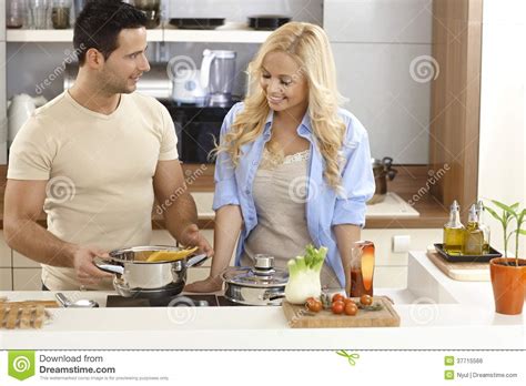Kochen zu hause, frankfurt, germany. Junge Paare, Die Zu Hause Kochen Stockfoto - Bild von ...