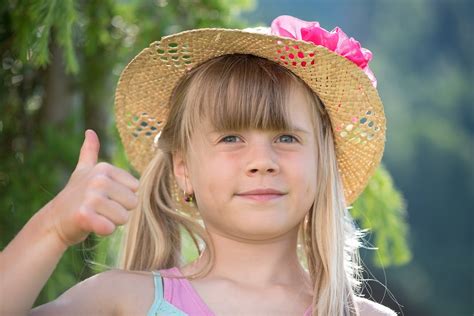 图片素材 性质 人 女孩 花 夏季 儿童 帽子 服装 关 表情 微笑 竖起大拇指 长发 快乐 面对 连衣裙