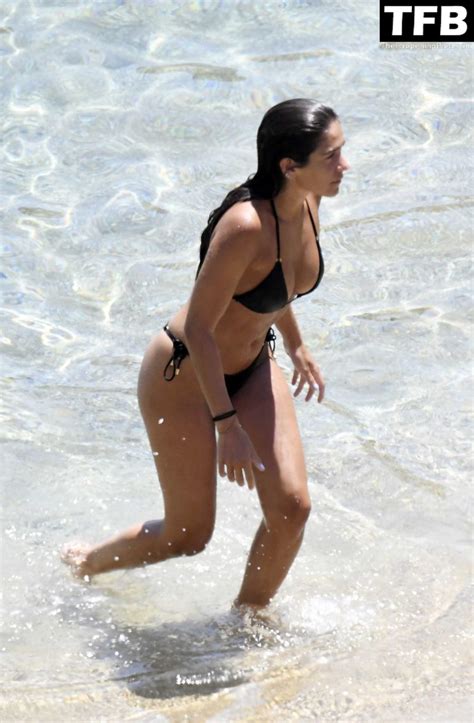 Izabel Pakzad Displays Her Sexy Bikini Body On The Beach Photos