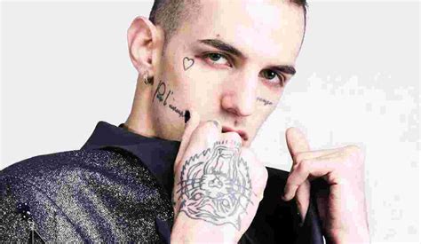 Nasce e cresce nella periferia romana (val melaina), dove dai 14 anni, dopo la partenza e abbandono dei genitori. Achille Lauro, segreti e curiosità del rapper italiano ...