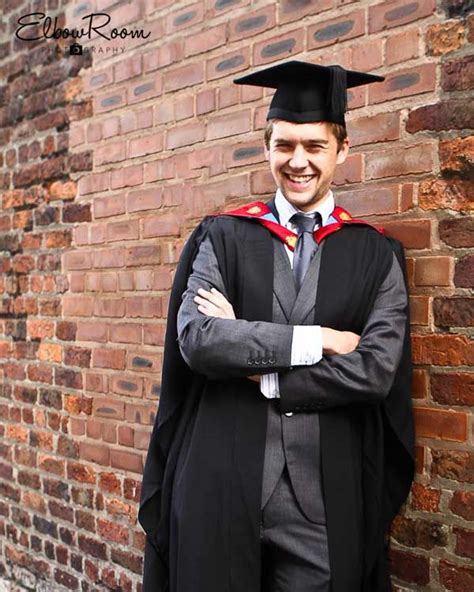 It's easy to get caught up in college applications or just celebrating your senior year with friends, but make sure you're still doing your schoolwork and. 35+ Ideas For College Graduation Pictures Philippines ...