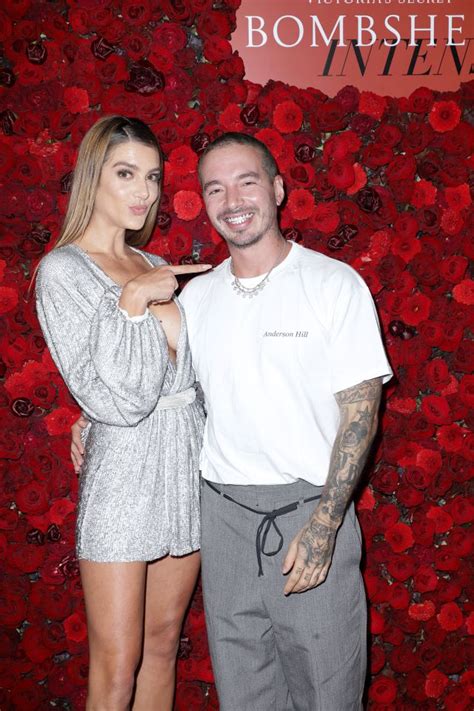 J balvin y su novia valentina ferrer después de rumores que decían que estaban a la espera de su primer hijo, la pareja confirmó la noticia en el programa el gordo y la flaca, sin embargo hasta el momento ambos se han mantenido herméticos y no han dado muchos detalles. J Balvin aclara rumores sobre el embarazo de su novia: J ...