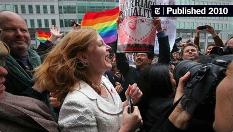 U S Court Overturns Calif Same Sex Marriage Ban The New York Times