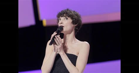 Jeanne Balibar chantant et grognant lors de la cérémonie des César le février au