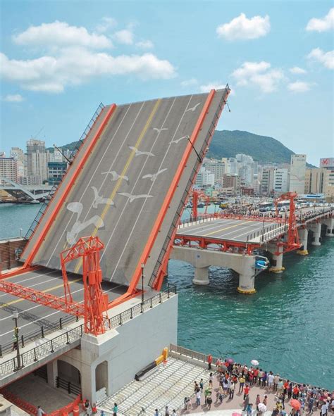 Yeongdo Bridge Lifting In Busan Rkorea