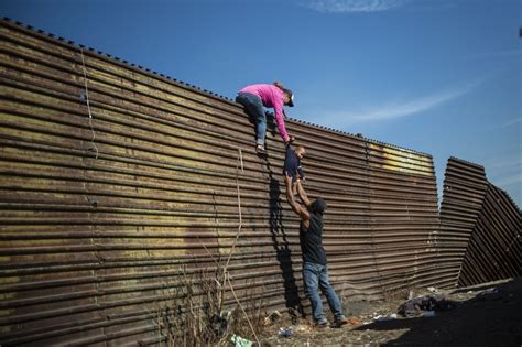 Fotos Tijuana Un Centenar De Migrantes Trata De Cruzar La Frontera