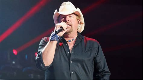 does toby keith smoke health problems explored as singer reveals stomach cancer diagnosis