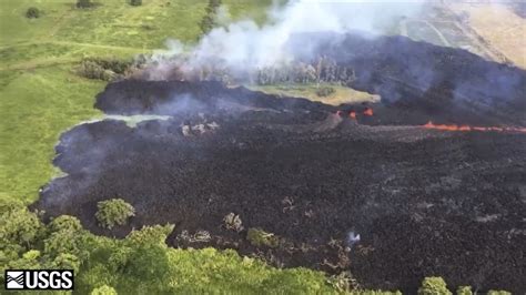 Hawaii Volcano Erupts From Summit Shooting Plume Of Ash Abc13 Houston
