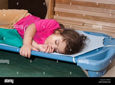 schlafendes mädchen im kindergarten fotos und bildmaterial in hoher auflösung alamy