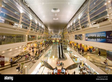 Laéroport International De Dubaï Dubai Emirats Arabes Unis Palmiers