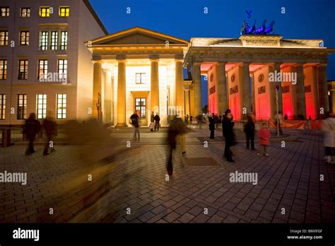 Pariser Platz Und Brandenburger Tor In Berlin Stockfotografie Alamy