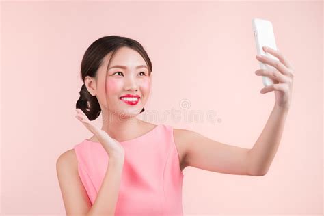 Glimlachend Mooi Actief Aziatisch Meisje Die Selfie Foto Nemen Stock Foto Image Of Vrij Vrouw