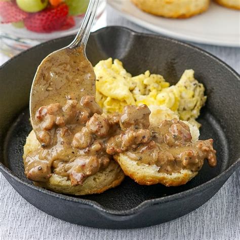 Southern Sausage Gravy An Easy Tasty No Cream Added Biscuits And Gravy