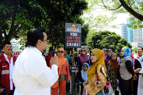 Jun 21, 2021 · malaysia's anwar: In Photos — Anwar Ibrahim jailed for sodomy | Coconuts KL
