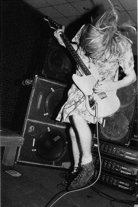 Kurt cobain dress 3968 gifs. Masculinity of Men: Kurt Cobain in a dress