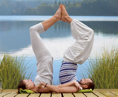 Posturas de yoga en pareja para mejorar el vínculo