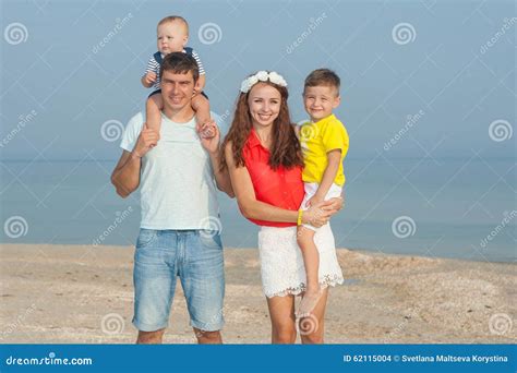 Famille Ayant L Amusement Sur La Plage Photo Stock Image Du Femelle